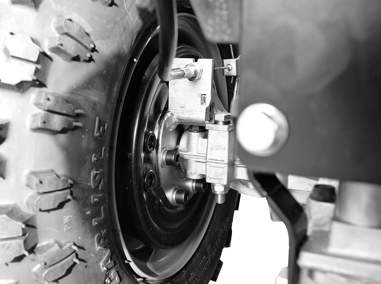 Motorna benzinska kosilica za korov i visoku travu WEIBANG WBBC7623LC, prikaz sistema za upravljanje na točku